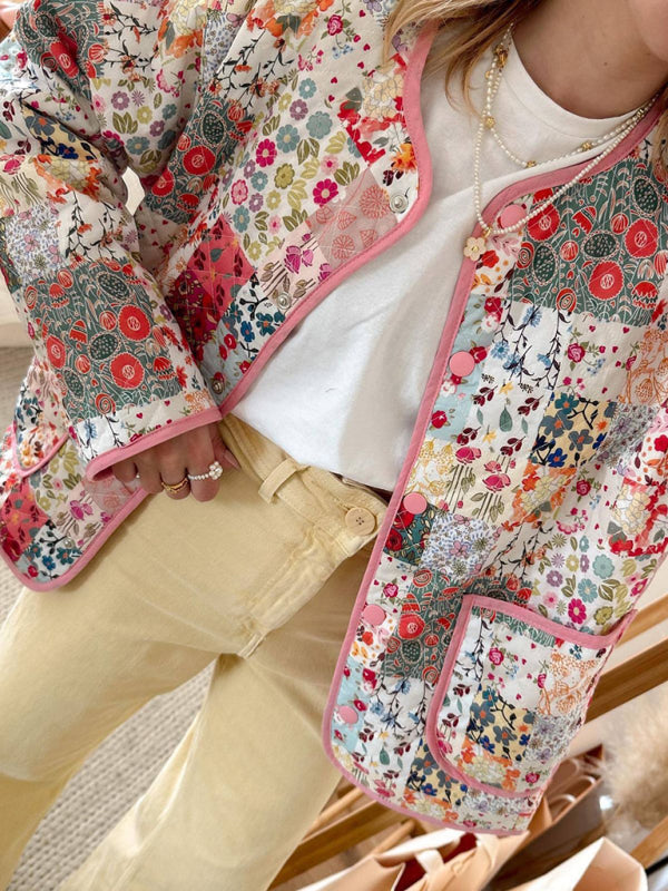 Kvinnors eleganta vårkappa med blommönster i polyester. Rundhalsad, tunn och perfekt för fritid.