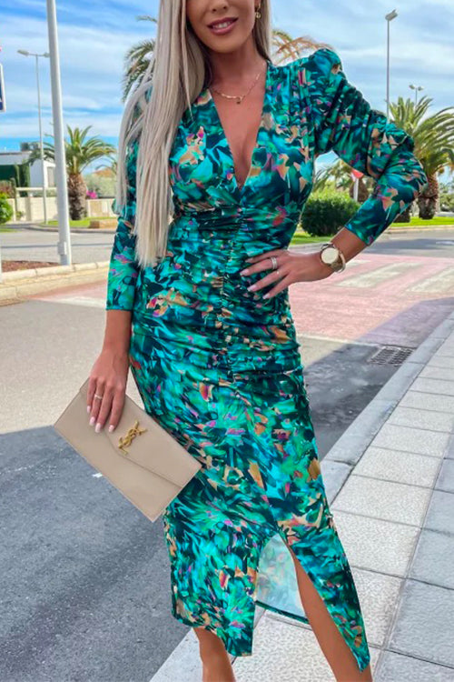 Modern kvinnors bodycon klänning med elegant djup V-ringning. Långärmad, figurnära för fest och mode.