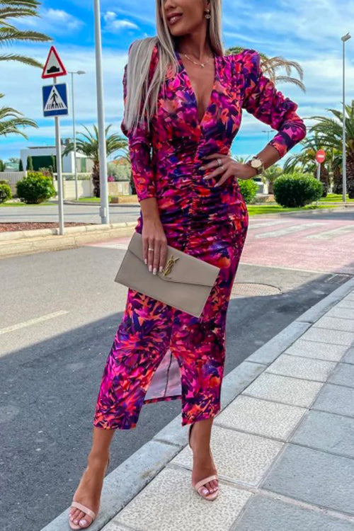 Chic bodycon klänning med djup V-ringning och långa ärmar. Perfekt kvinnors festklänning, figurnära och elegant.