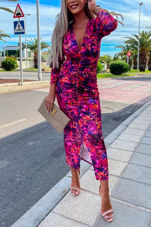 Kvinnors långärmad bodycon klänning, stretchig design med djup V-ringning. Elegant och figurnära för kvällen.