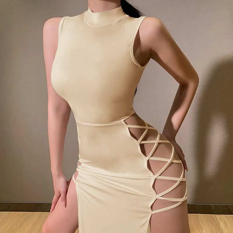 Stilren bodycon klänning med mock neck och ärmlös design. En elegant och figurnära klänning för många tillfällen.