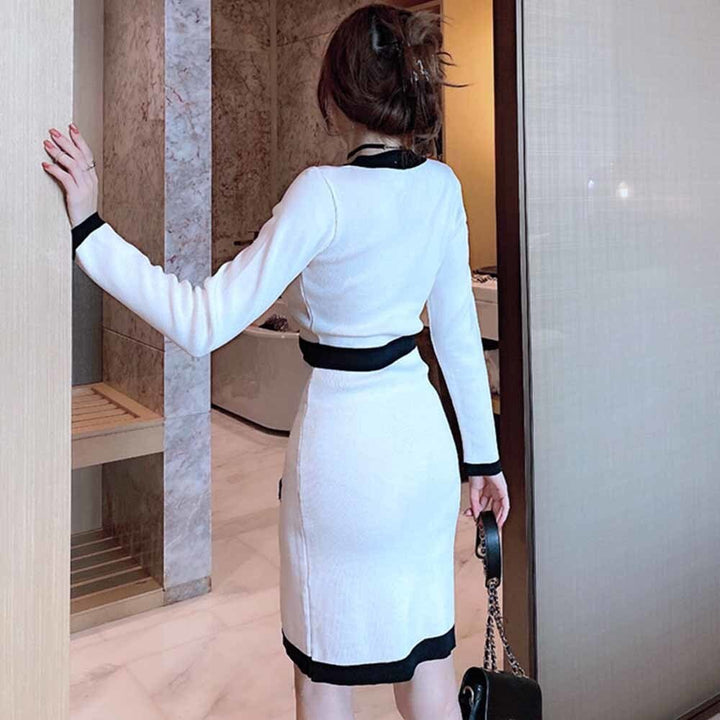 Bekväm och elegant bodycon tröjklänning för dam. V-ringad, långärmad miniklänning i stretchigt stickat material.
