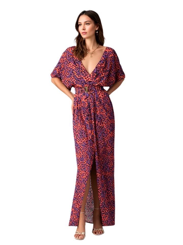 Elegant boho maxiklänning för dam med V-hals och split. Perfekt som sommar- eller festklänning.