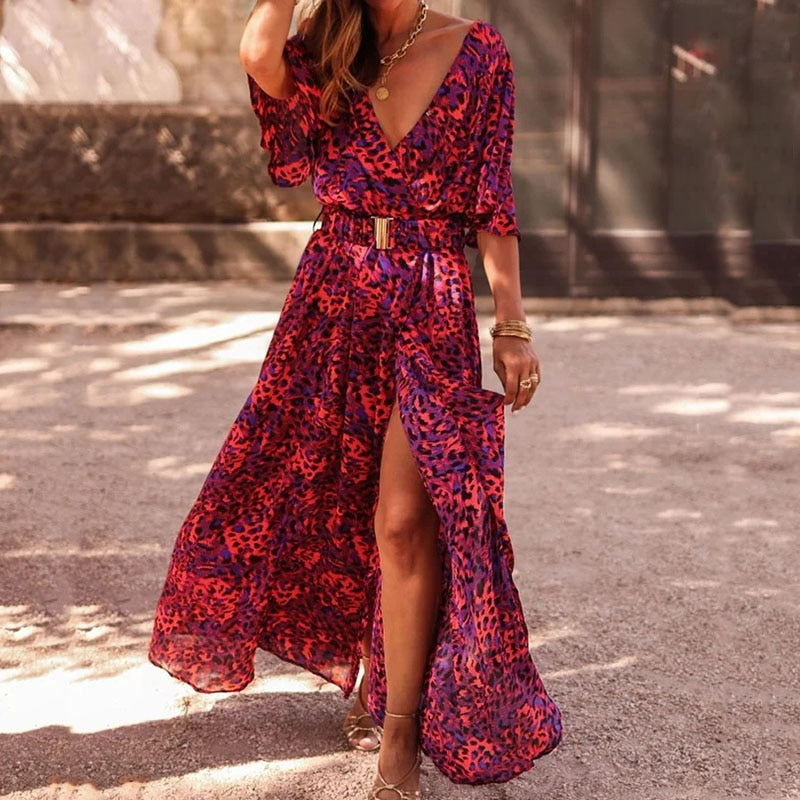 Blommig maxiklänning i boho-stil för dam. Lång sommarklänning med elegant V-hals.