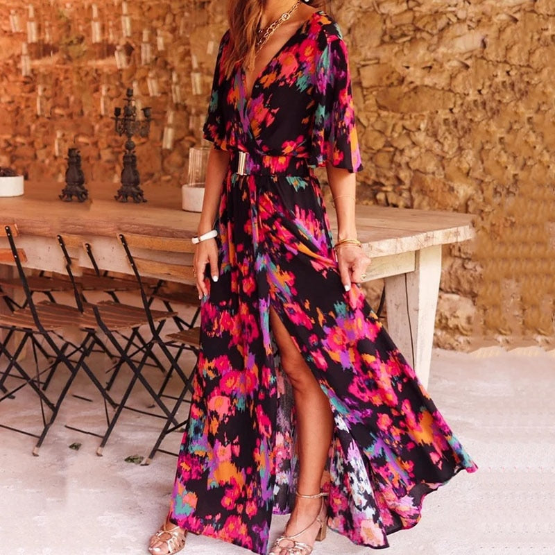 Vacker festklänning för dam: elegant boho maxiklänning med djup V-hals och trendig split.