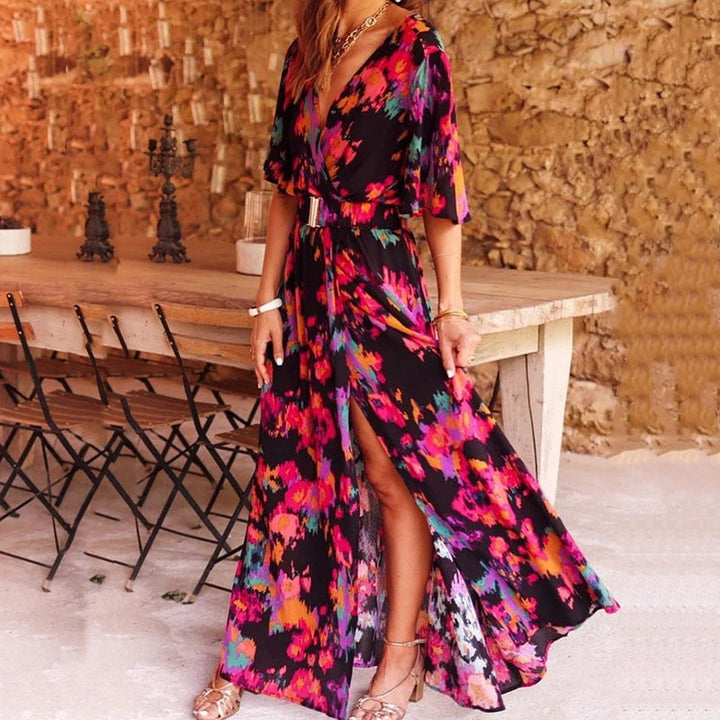 Vacker festklänning för dam: elegant boho maxiklänning med djup V-hals och trendig split.