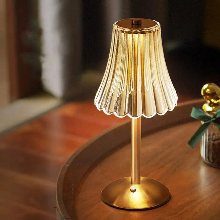 Klassisk bordslampa med justerbar LED och trådlös USB-C funktion. Perfekt för modern inredning.