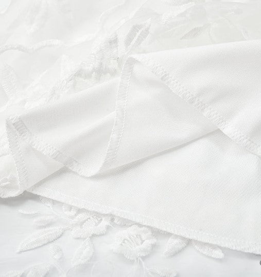 Exklusiv kvinnors cocktailklänning med detaljerat blommigt broderi. Elegant och knälång för fest.
