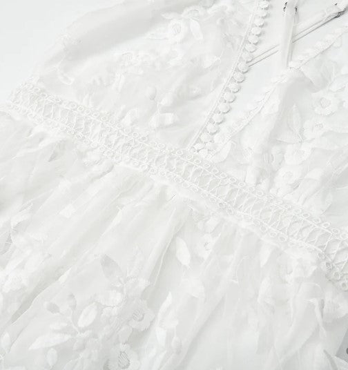 Elegant kvinnors broderad festklänning, knälång cocktailklänning för bröllop och speciella tillfällen.