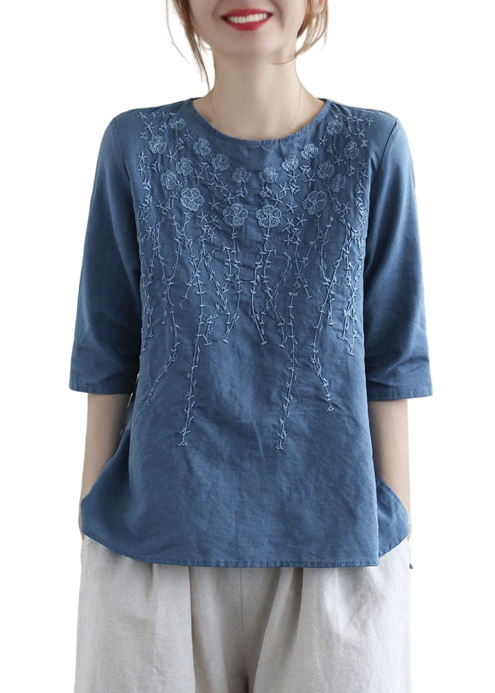 Elegant broderad damblus med o-hals och halvarm, perfekt som sommarblus med lös passform.