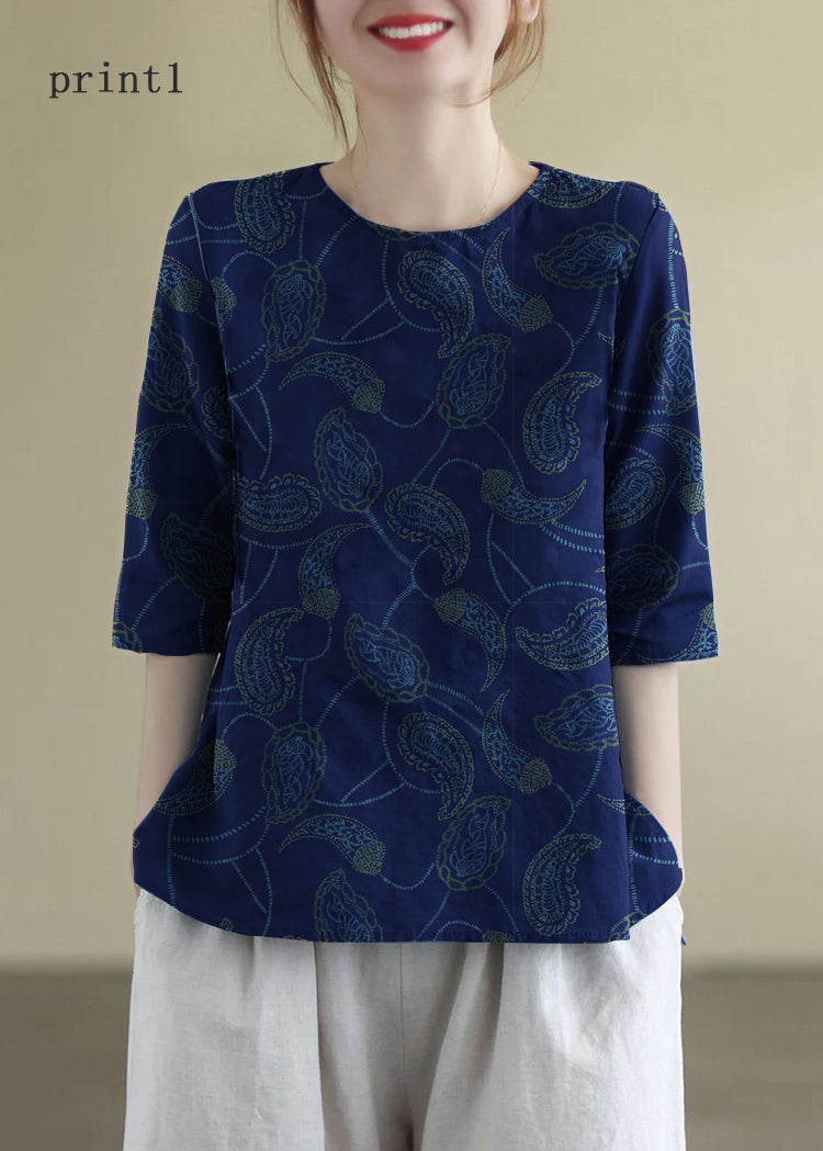 Vit broderad damblus med o-hals och halvarm, en chic och bekväm mönstrad topp.