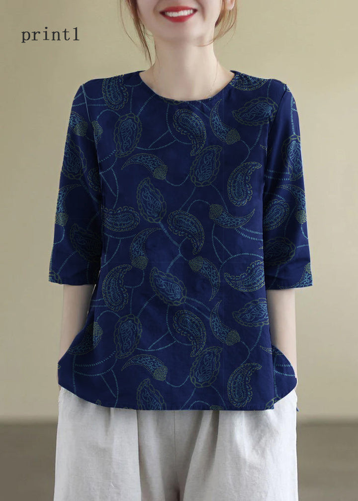 Vit broderad damblus med o-hals och halvarm, en chic och bekväm mönstrad topp.