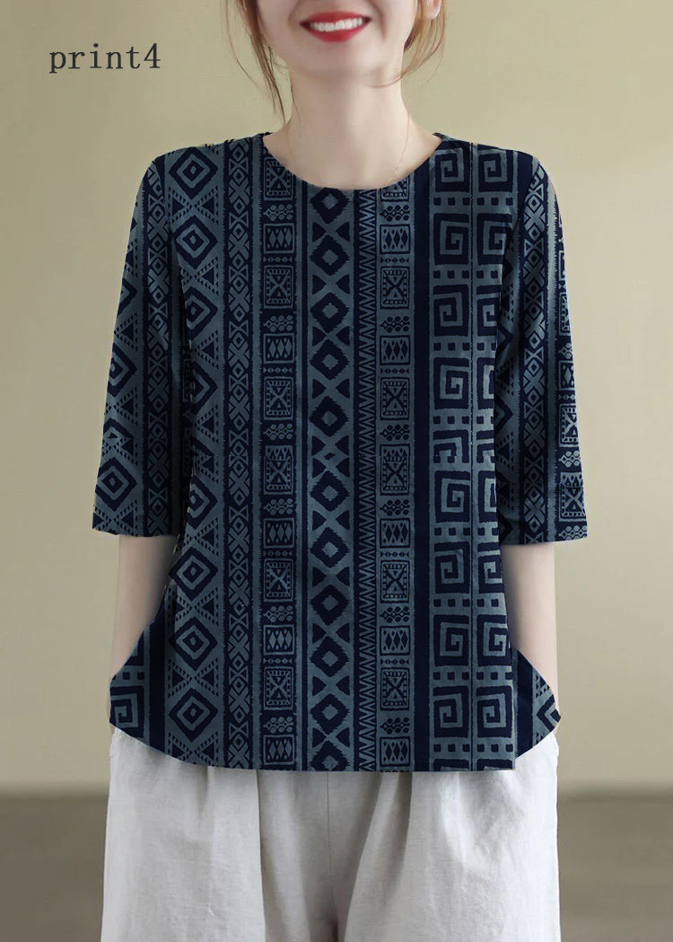 Somrig broderad damblus med o-hals och halvarm, en bekväm och stilfull vardagsblus.
