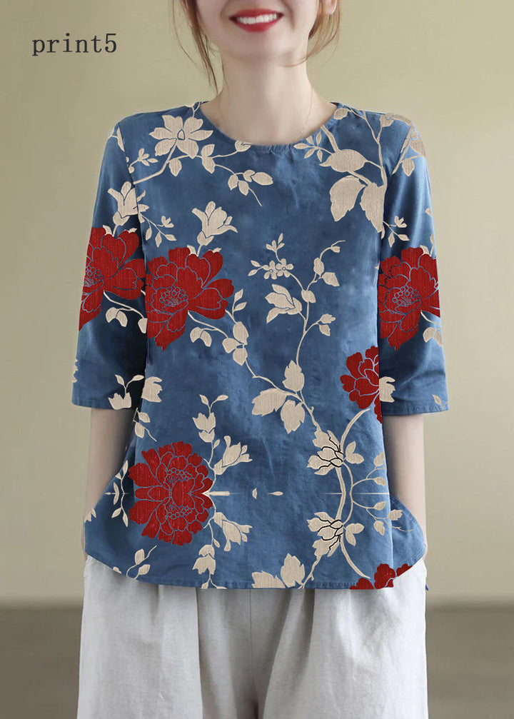 Broderad damtopp med mönster, o-hals och halvarm, för en elegant och avslappnad look.