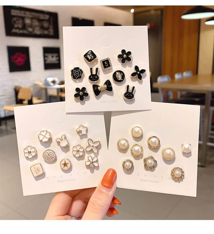 Minimalistisk brosch, stilfull och diskret modetillbehör för den moderna damen.