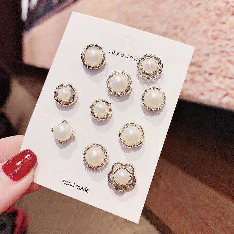 Vintage-inspirerad brosch, unik stilfull accessoar med detaljerade pärlor.