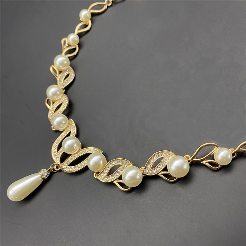 Hypoallergent guldpläterat brudsmyckesset med strass & pärlor, bekvämt och elegant för bröllopsdagen.