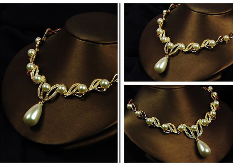 Guldpläterat elegant brudsmyckesset med gnistrande strass och klassiska pärlor för en tidlös look.