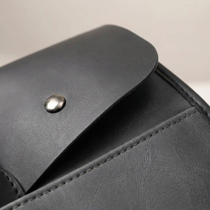 Svart elegant datorväska för 14-tums laptop med smart organisering, perfekt för pendlare.