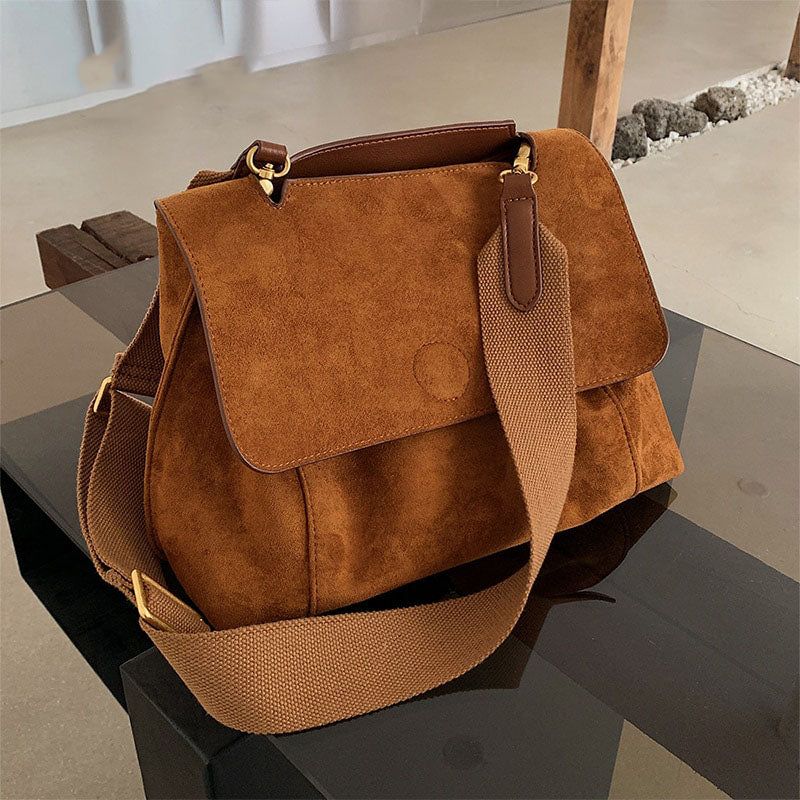Elegant brun crossbodyväska för kvinnor. Stilren axelväska, perfekt för vardag och shopping.