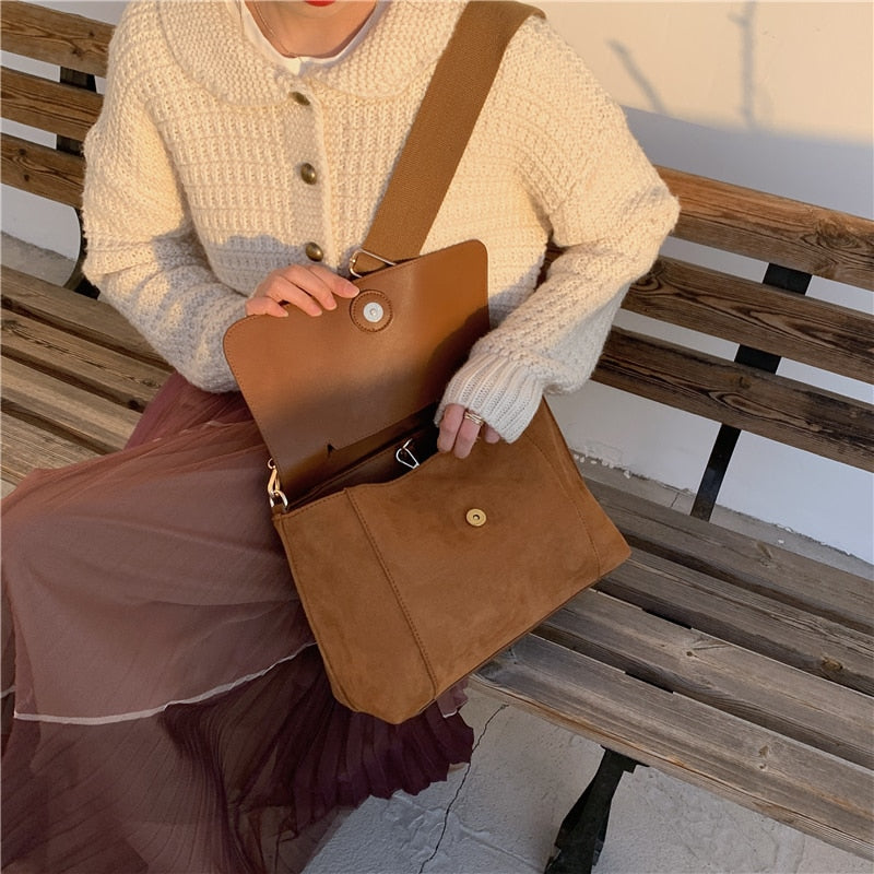 Stilren crossbodyväska. En mångsidig modeaccessoar som passar perfekt som vardags- och shoppingväska.