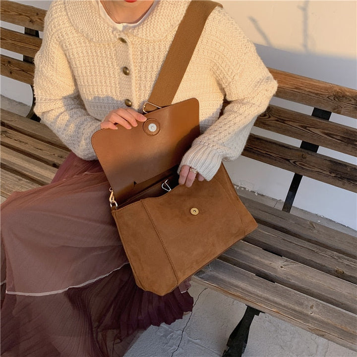 Stilren crossbodyväska. En mångsidig modeaccessoar som passar perfekt som vardags- och shoppingväska.