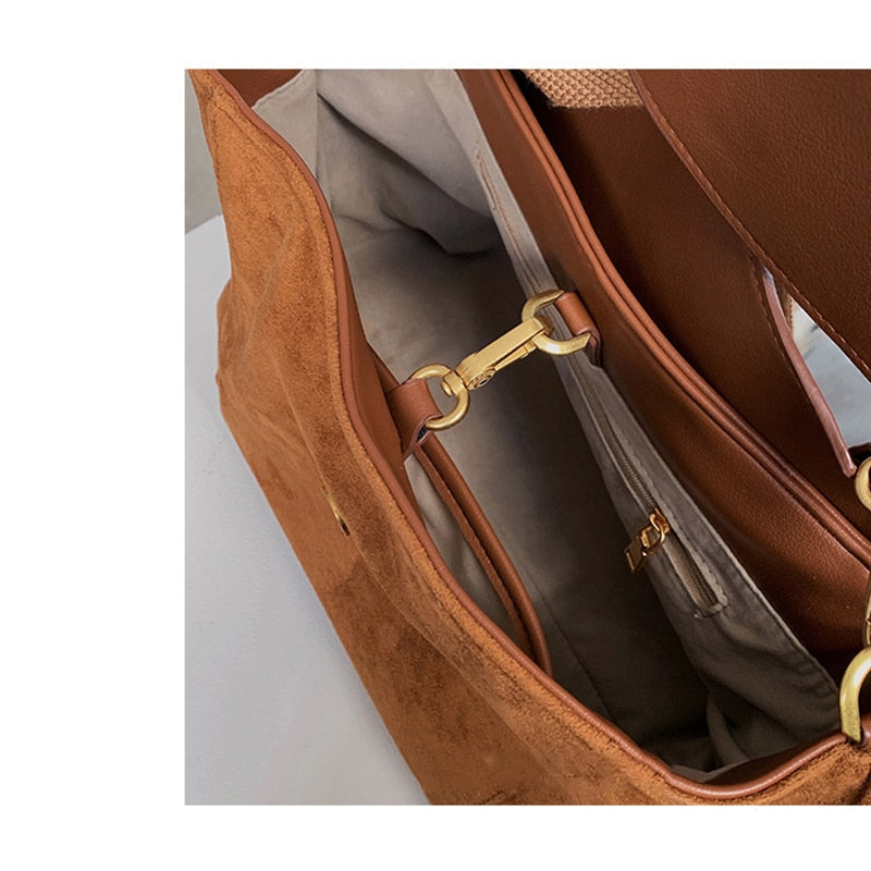 Modern damväska i stilren design. Brun crossbodyväska, en snygg modeaccessoar för alla tillfällen.