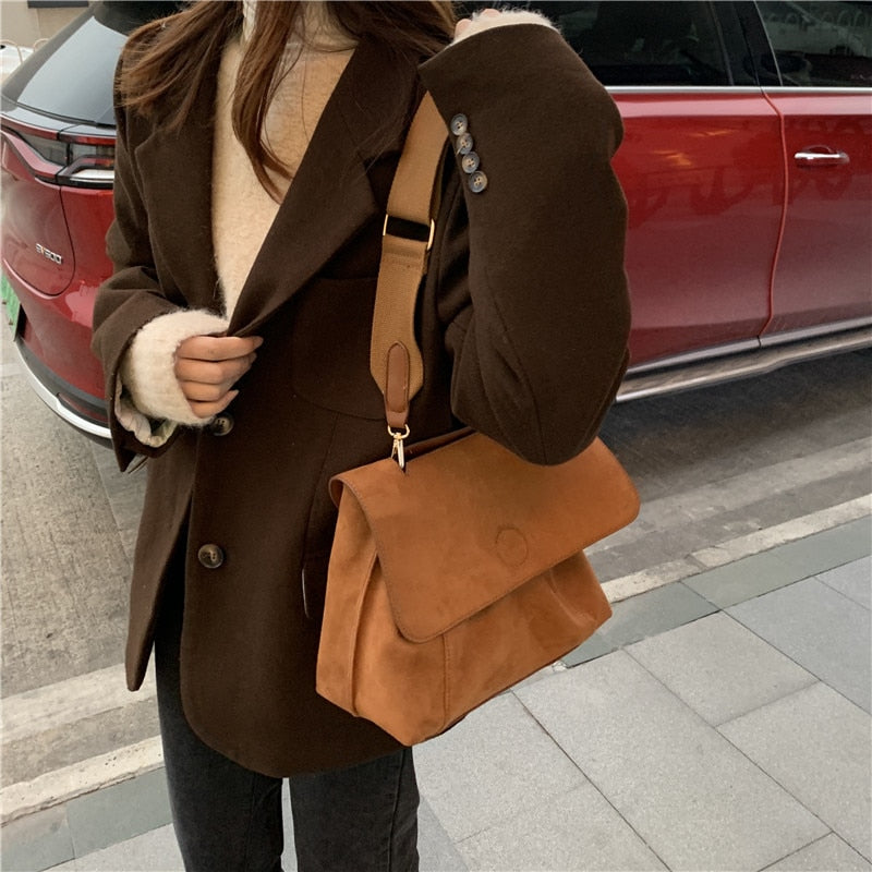 Elegant brun axelväska. Stilren och praktisk crossbodyväska för kvinnor, perfekt som all-year modeaccessoar.
