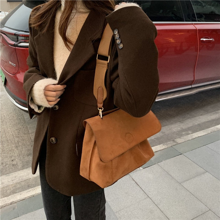 Elegant brun axelväska. Stilren och praktisk crossbodyväska för kvinnor, perfekt som all-year modeaccessoar.