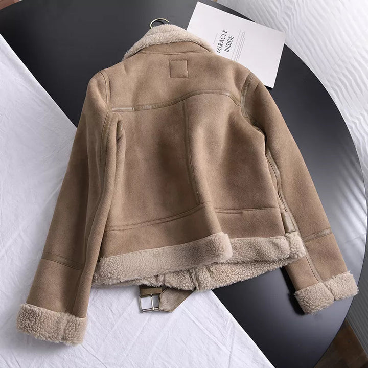 Värmande brun vinterjacka för dam, elegant & modern. Slitstarkt ytterplagg med unik design för kvinnors höstmode.