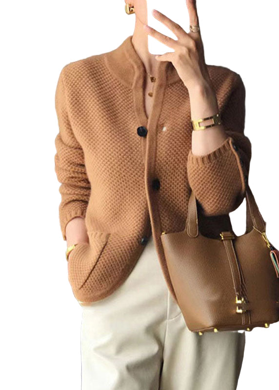 Elegant brun damkofta med ståkrage och unika knappar. Perfekt för ledig stil, vår- och höstmode.