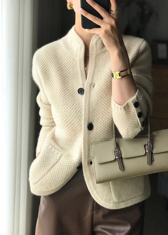 Mångsidig beige damkofta med elegant ståkrage & knappdesign. Idealisk för vårkläder och höstmode.