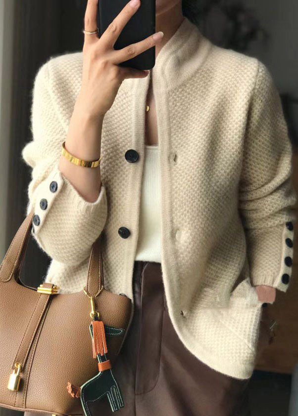Brun/beige damkofta. Elegant ståkrage, snygg knappdesign ger en ledig men sofistikerad stil.