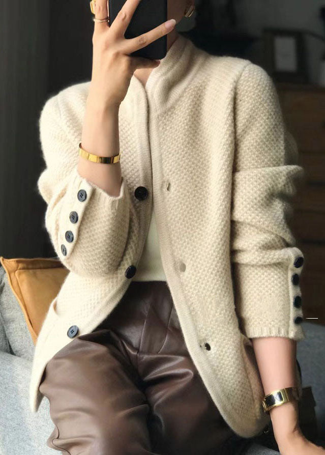 Modern damkofta med upprätt ståkrage och distinkt knappdesign. Elegant, ledig stil för dammode.