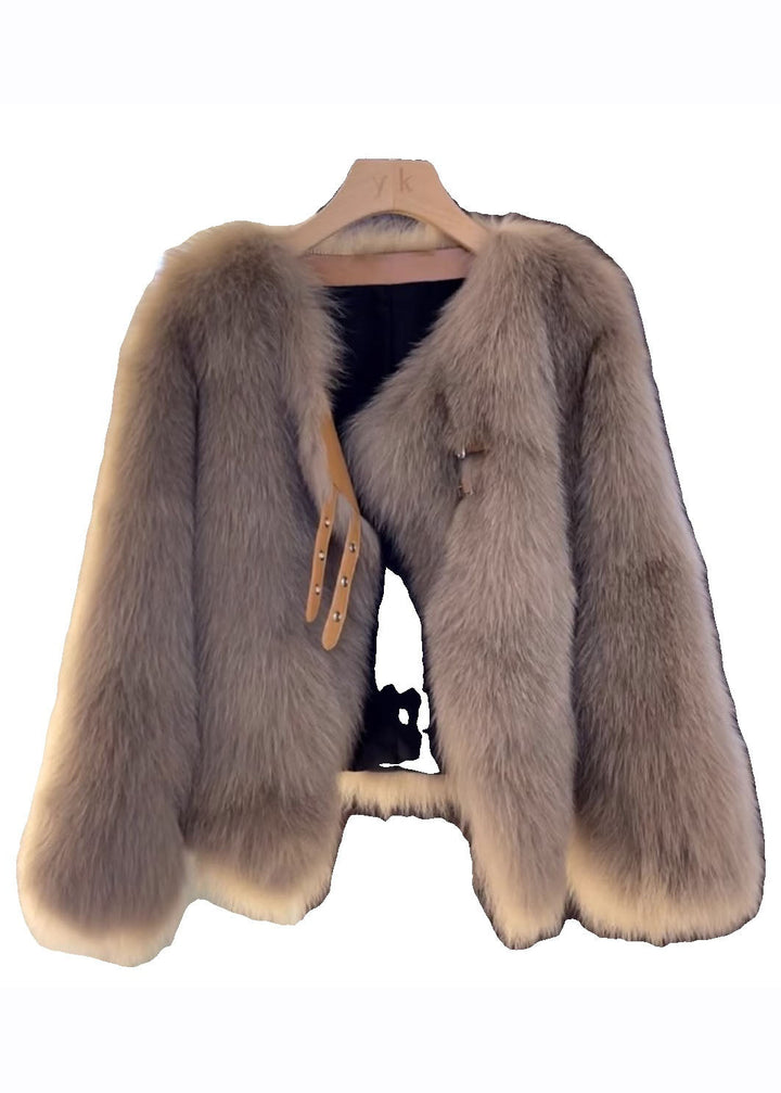 Elegant brun damrock i läderstil med v-hals och lyxiga pälsdetaljer. Perfekt höstjacka för en sofistikerad look.