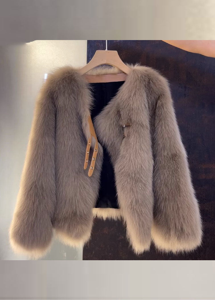 Beige damrock i läderstil med elegant v-hals och mjuka pälsdetaljer. Mångsidig vinterrock för stil och värme.
