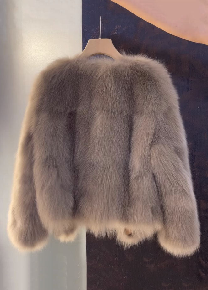 Brun elegant damrock med v-hals, läderstil och diskreta pälsdetaljer. Trendig höst- och vinterjacka i mångsidig stil.