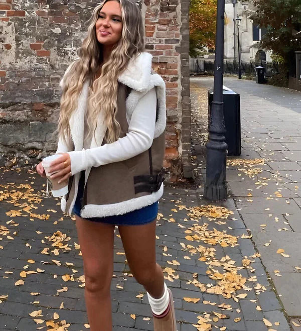 Mångsidig elegant damväst i brunt. Idealisk för vardagslook, kontorskläder och höstmode.