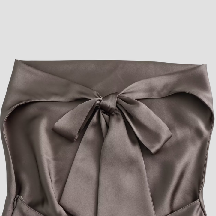 Stilren svart draperad halternecktopp, ett elegant val för kvinnors kvällskläder