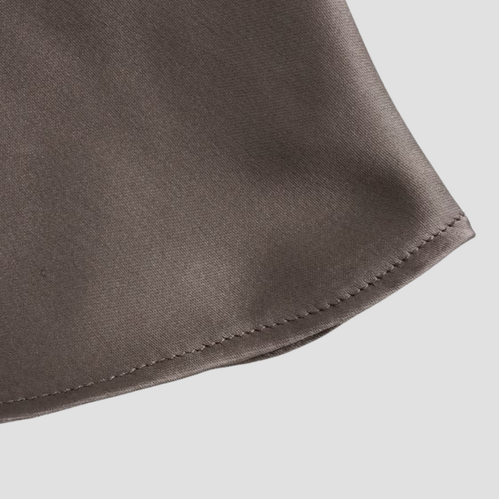 Kvinnlig elegant halternecktopp i satinlook, perfekt som festtopp