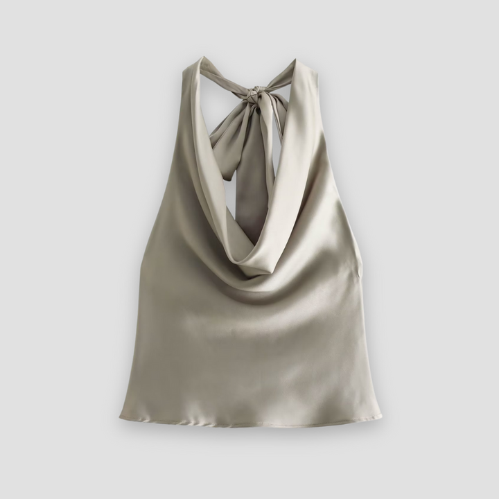 Beige halternecktopp för kvinnor, visar den draperade stilen och eleganta designen
