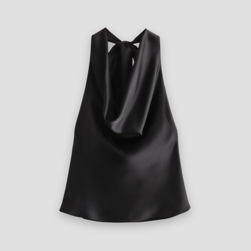 Detaljbild på halsringningen av en brun elegant halternecktopp, festtopp för kvinnor