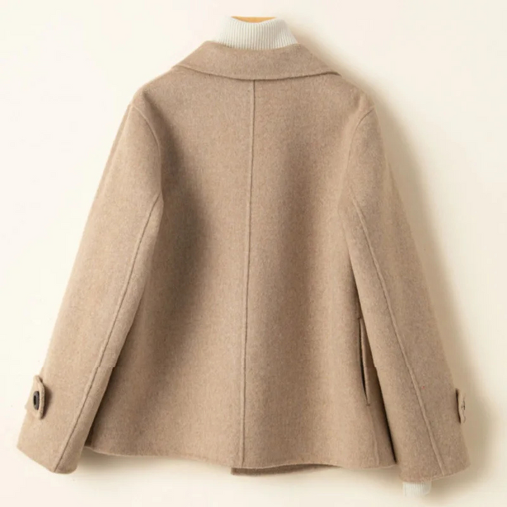 Kvinnors beige dubbelknäppt jacka, tidlös elegans. Perfekt för kontorsstil och höstmode.