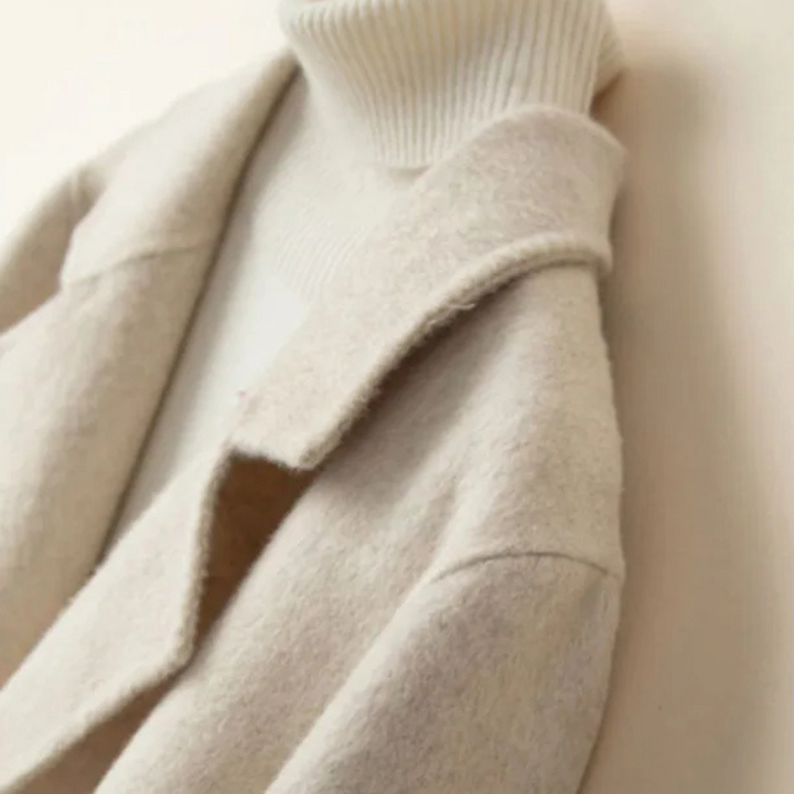 Tidlös dubbelknäppt jacka för kvinnor, beige. Stilfullt ytterplagg som passar för alla tillfällen.