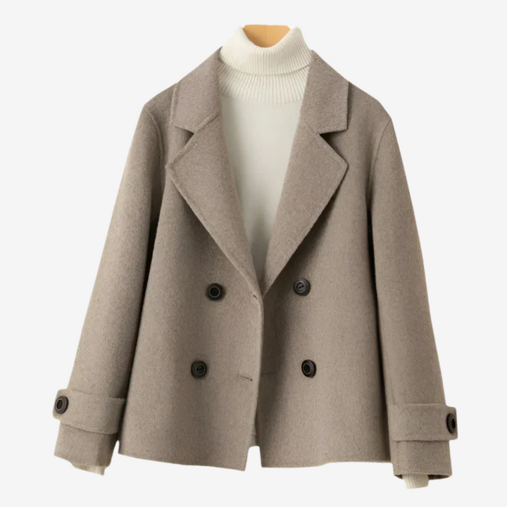 Elegant höstmode: Kvinnors brun dubbelknäppt jacka. Ett klassiskt ytterplagg för vinter och kontor.