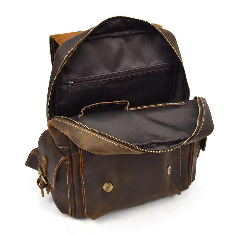 Brun vardagsryggsäck i läder för män. Klassisk, robust design med elegant finish, vintage stil.