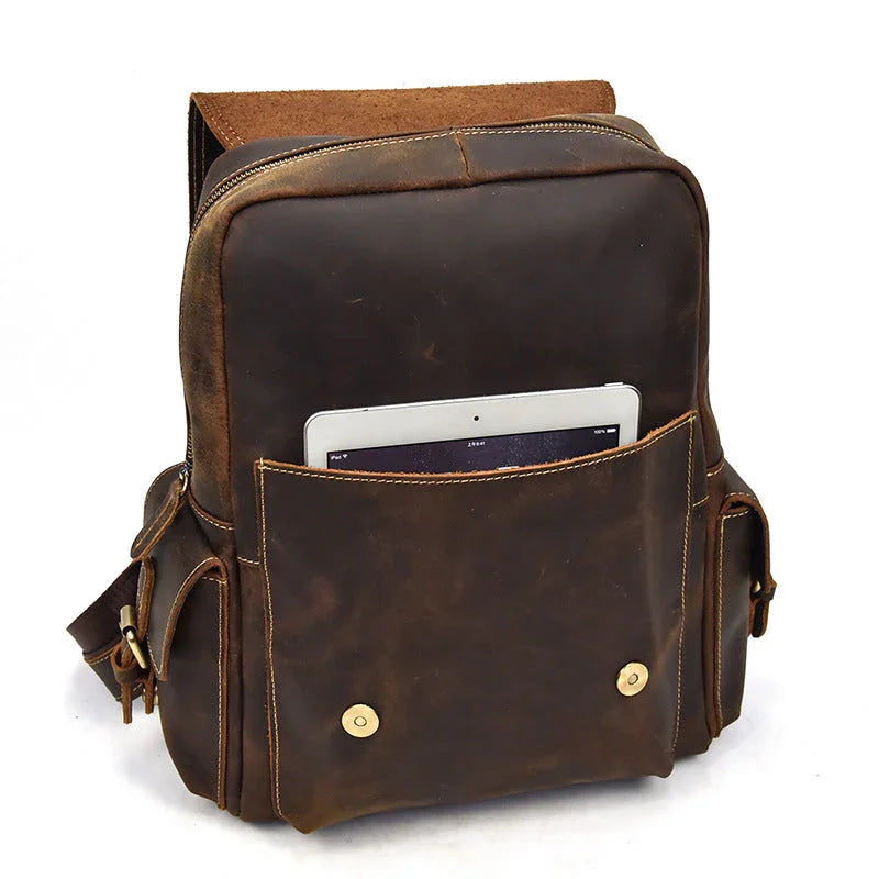 Vintage-inspirerad herrryggsäck i brunt läder. Klassisk stil, robust och elegant design för män.