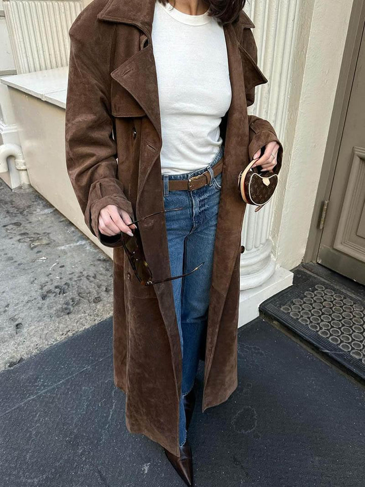 Kvinnors skräddarsydda bruna trenchcoat med knytbälte. Mångsidig elegant kappa för alla säsonger.