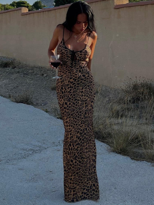 Kvinnors leopardmönstrade maxiklänning med halterneckdetalj. Chic sommarklänning med elegant design.