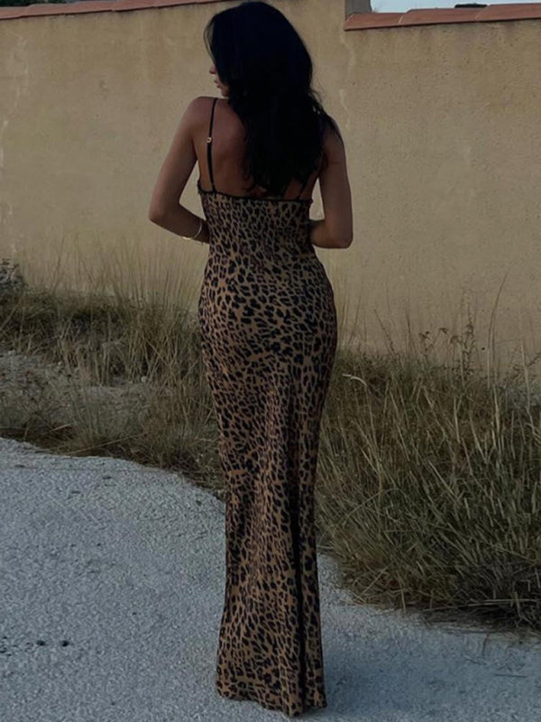 Trendig brun halterneck maxiklänning med leopardmönster. Lång damklänning, idealisk som fest- eller sommarklänning.